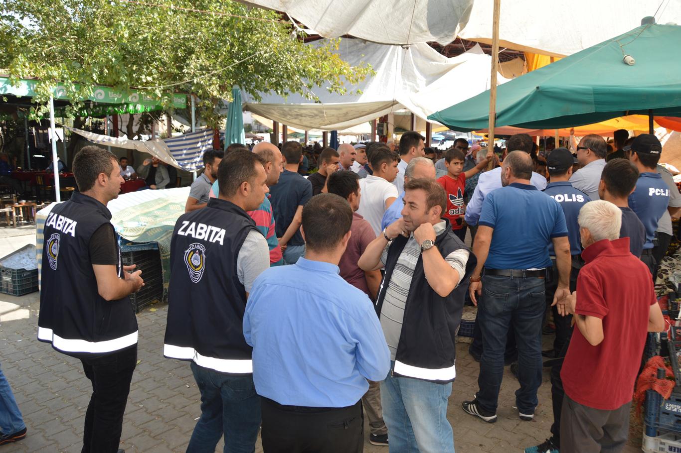 Pazarcı esnafı ile zabıta ekipleri arasında arbede Pazarcı esnafı ile zabıta ekipleri arasında arbede